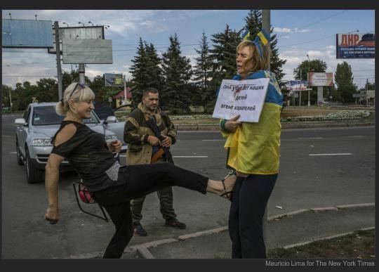 ДНРовцы поставили "агентку карателей" к позорному столбу с табличкой: "Она убивает наших детей"