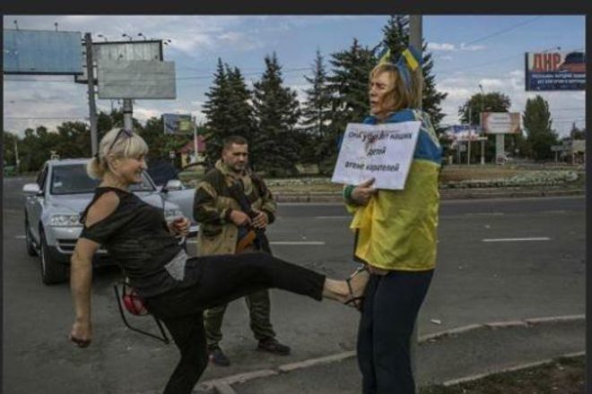 Стало известно имя украинской патриотки, прикованной к "позорному столбу" в Донецке