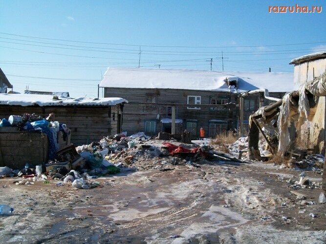 Жизнь в алмазной столице России: километровые лужи, трущобы из бараков и горы мусора