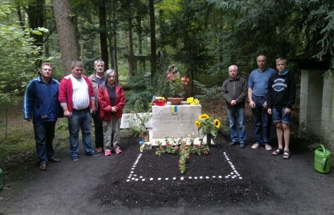 Украинцы в Мюнхене навели порядок на могиле Бандеры