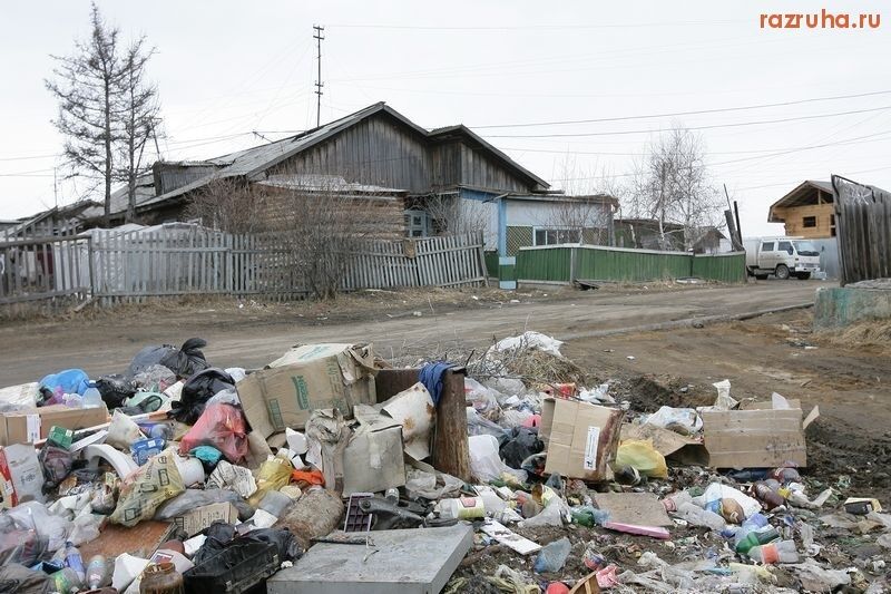 Жизнь в алмазной столице России: километровые лужи, трущобы из бараков и горы мусора