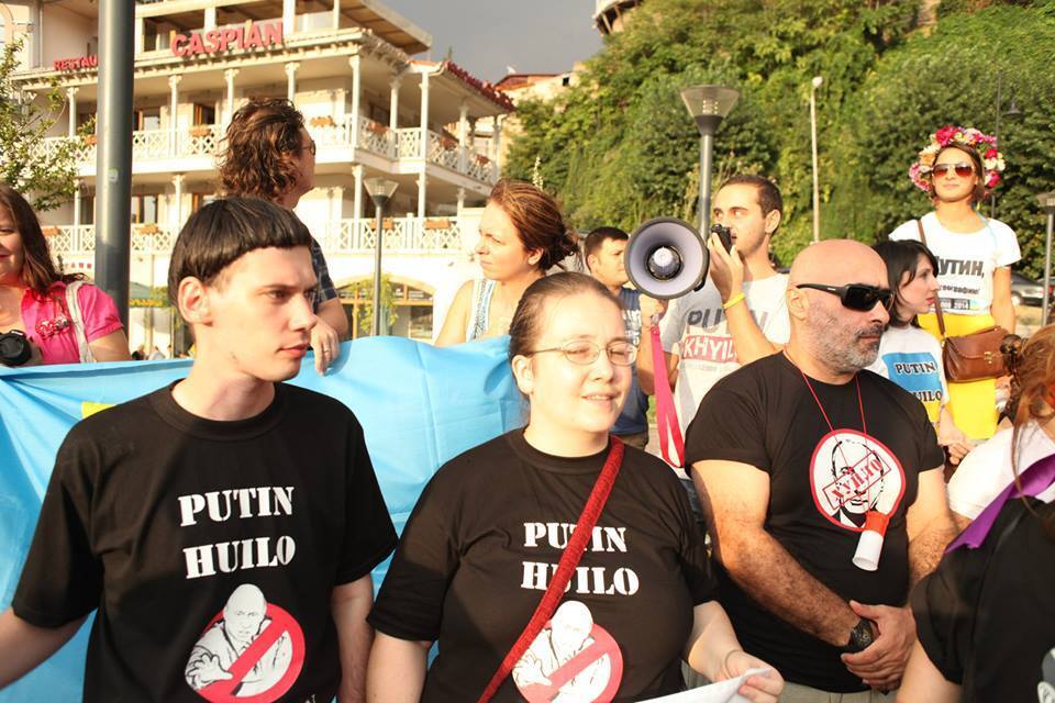На центральной площади Тбилиси 300 человек спели "Путин-х**ло"