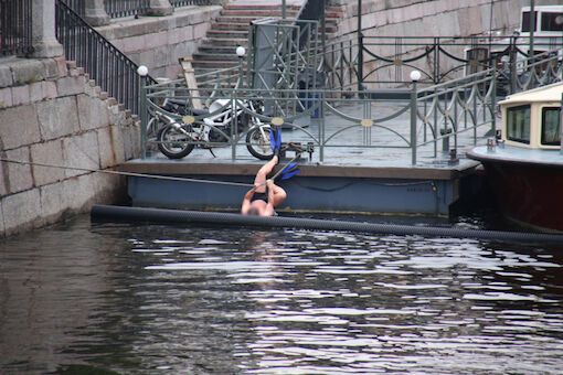 В Питере мужчина проплыл по Фонтанке с табличкой "Путин вечен"
