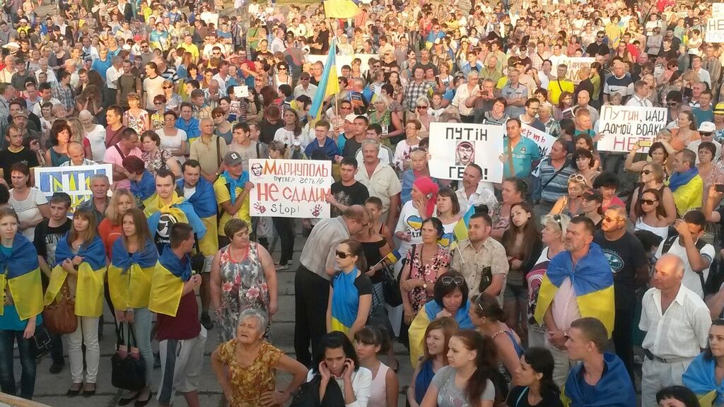 В Мариуполе тысячи людей вышли на митинг против вторжения террористов "ДНР"