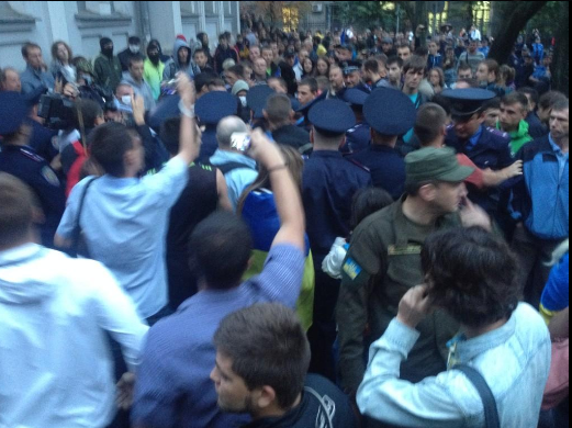 В Харькове протестующие забросали консульство РФ дымовыми шашками