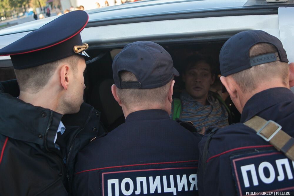 На антивоенный митинг в Москве вышел один человек и сразу был задержан полицией