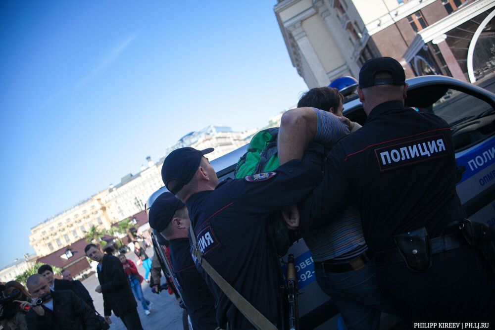 На антивоенный митинг в Москве вышел один человек и сразу был задержан полицией