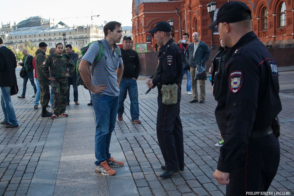 На антивоенный митинг в Москве вышел один человек и сразу был задержан полицией