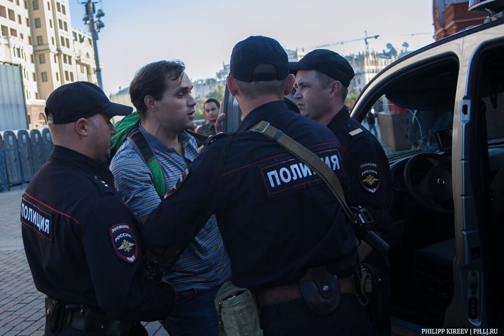 На антивоенный митинг в Москве вышел один человек и сразу был задержан полицией