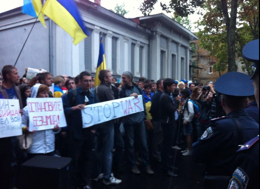 В Харькове протестующие забросали консульство РФ дымовыми шашками
