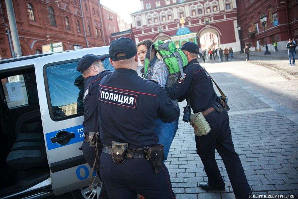 На антивоенный митинг в Москве вышел один человек и сразу был задержан полицией