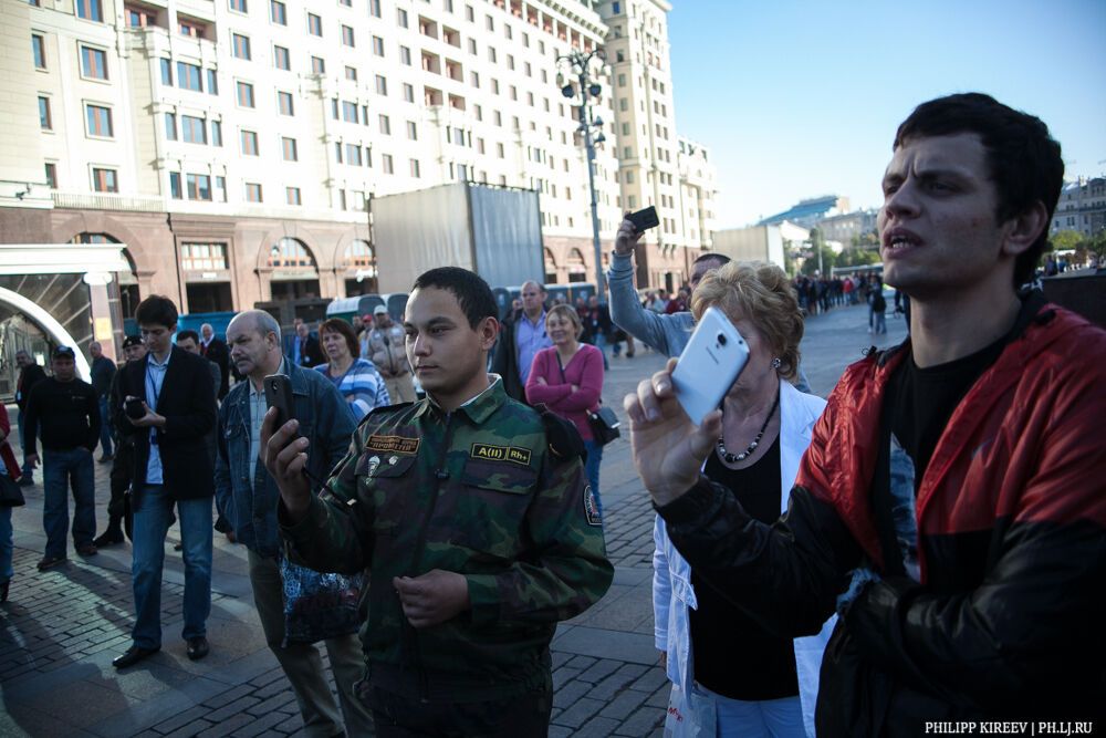 На антивоенный митинг в Москве вышел один человек и сразу был задержан полицией