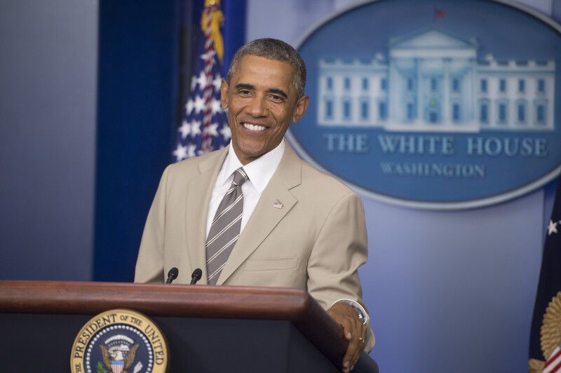 В соцсетях высмеяли бежевый костюм Обамы