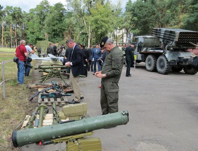 Минобороны показало ОБСЕ и военным атташе захваченную российскую технику