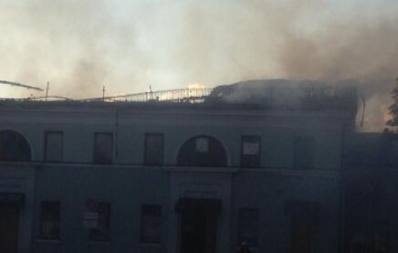 В Донецке из-за снаряда загорелся ж/д вокзал