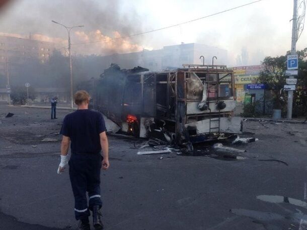 В Донецке из-за снаряда загорелся ж/д вокзал