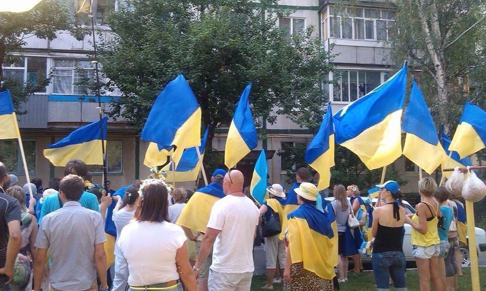 На Харьковщине активисты устроили митинг у дома избивавшего ногами людей медика