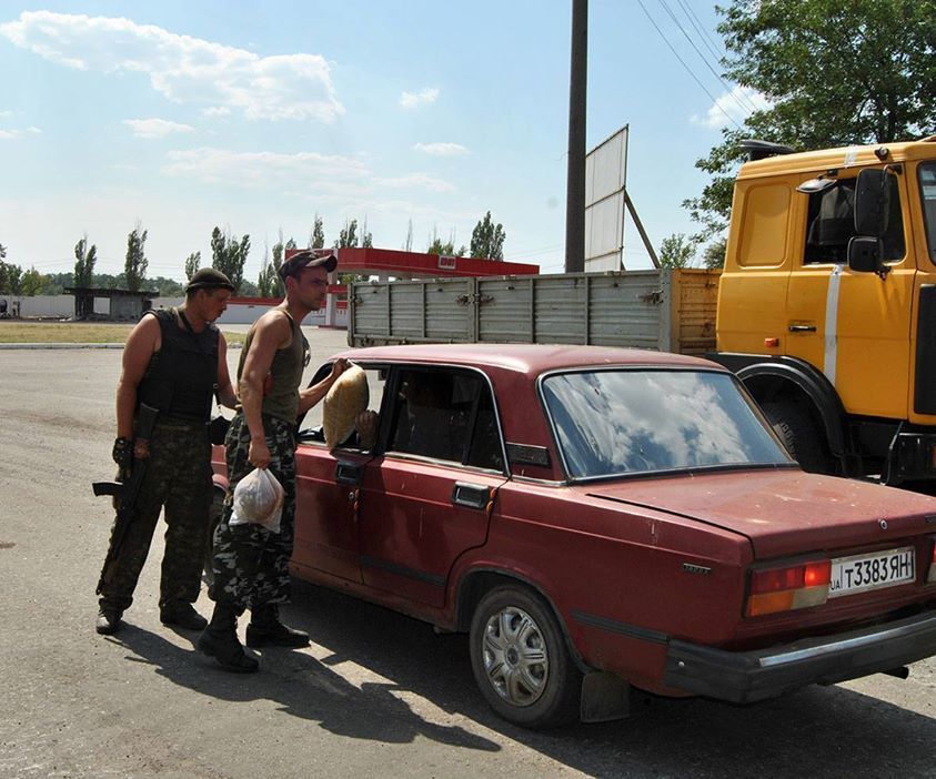 Украинские военные на блокпосту под Дебальцево организовали раздачу продуктов переселенцам