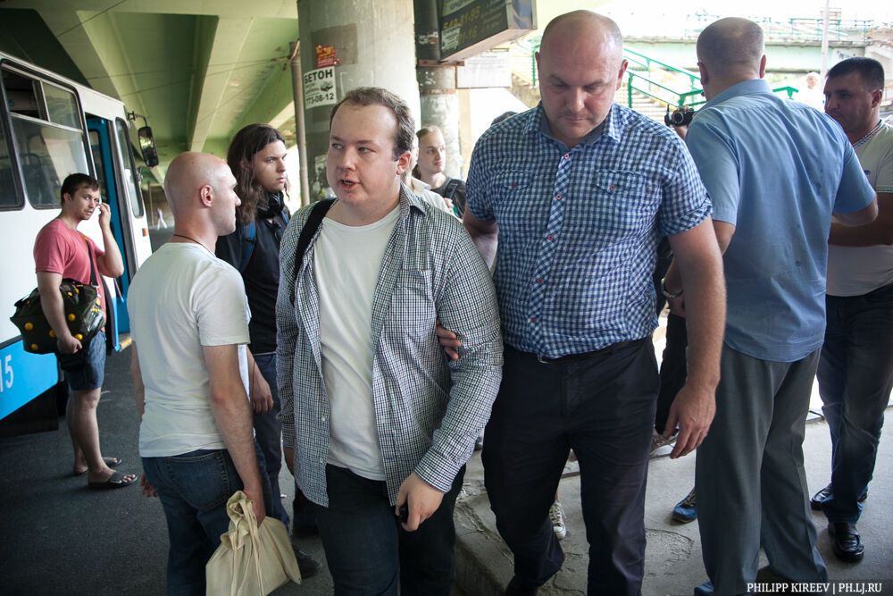 Российские активисты и журналисты задержаны и избиты за попытку прогуляться у дач чиновников РФ