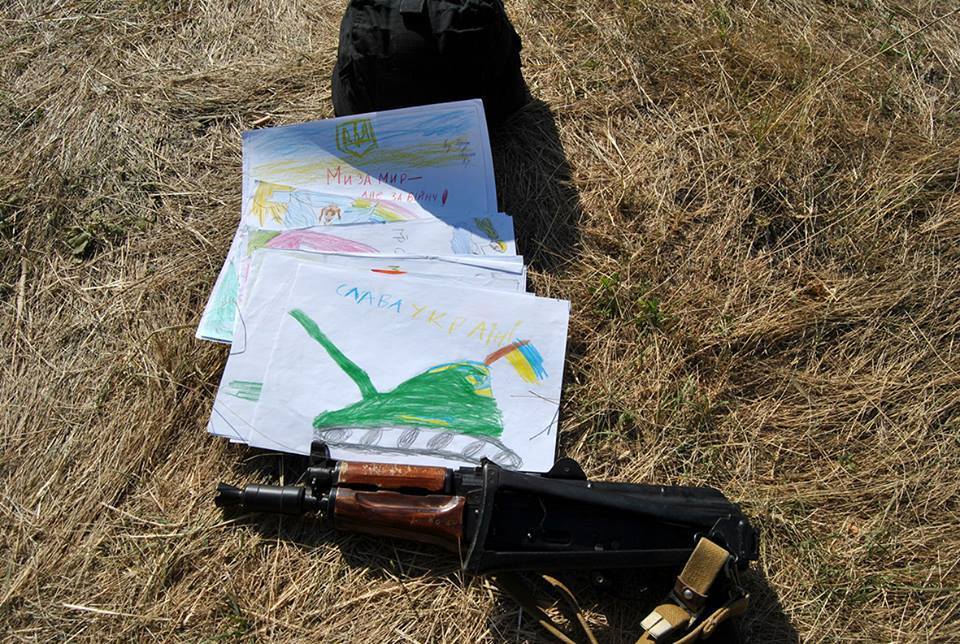 Українські військові вважають дитячі малюнки своїми оберегами від ворожих куль