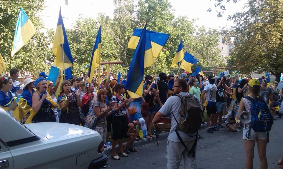 На Харківщині активісти влаштували мітинг біля будинку котрий бив ногами людей медика