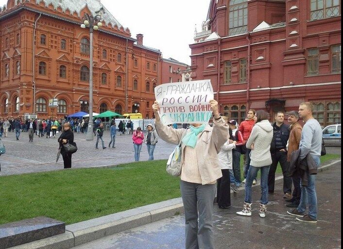 Мы можем остановить эту войну: россияне вышли в центр Москвы на антивоенный пикет