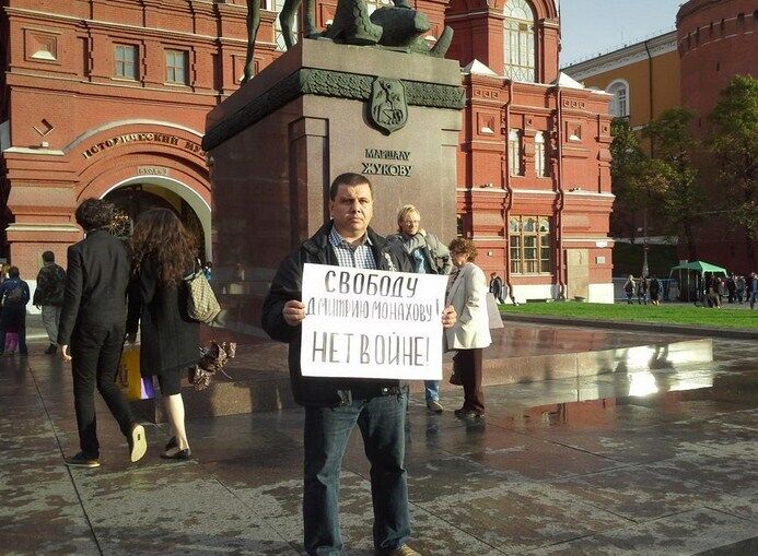 Мы можем остановить эту войну: россияне вышли в центр Москвы на антивоенный пикет