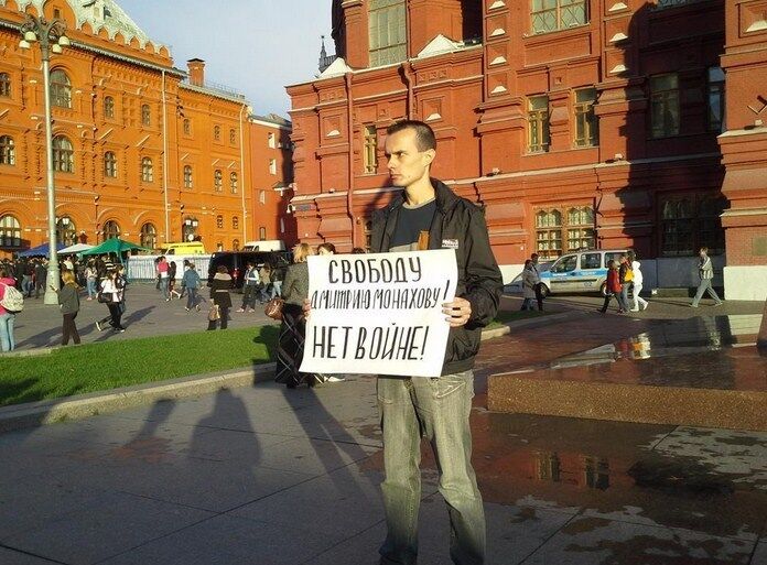 Мы можем остановить эту войну: россияне вышли в центр Москвы на антивоенный пикет
