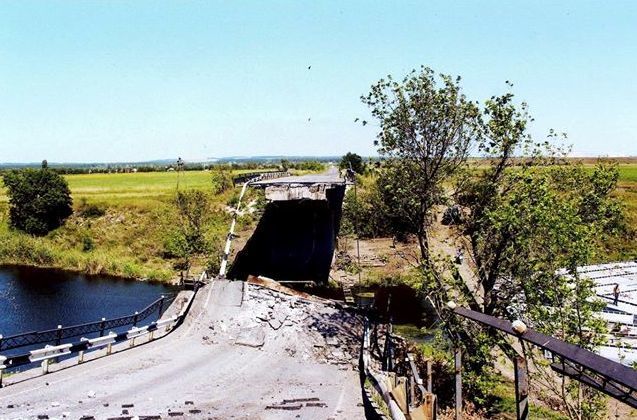 На Донбасі на місті підірваних терористами мостів побудували переправи