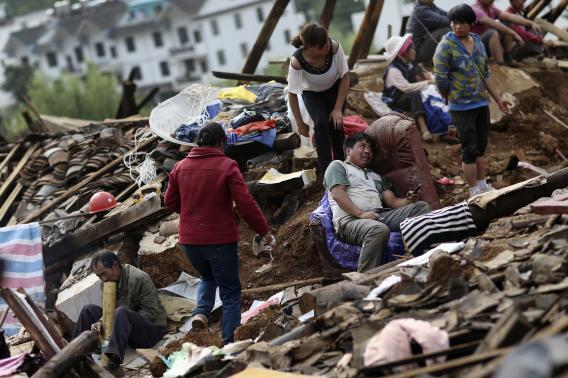 Число жертв землетрясения в Китае достигло 398 человек