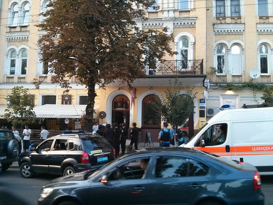 В Киеве вооруженные люди захватили ресторан и ранили милиционера