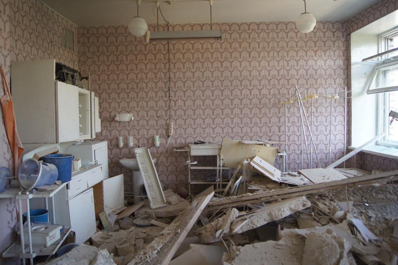 В Луганске из-за обстрела выгорела школа и разрушена железнодорожная больница
