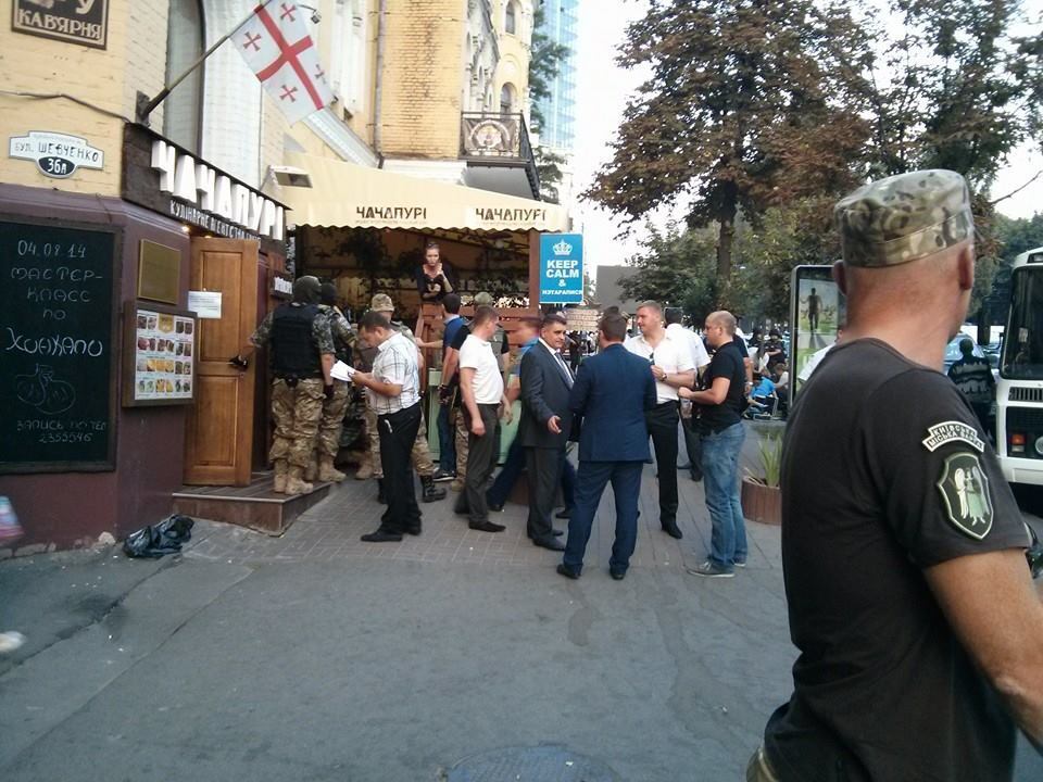 В Киеве вооруженные люди захватили ресторан и ранили милиционера