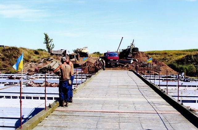 На Донбассе на месте взорванных террористами мостов построили переправы