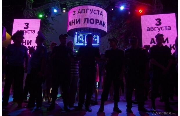 В Одесі міліція побила кийками пікетувальників концерту Ані Лорак