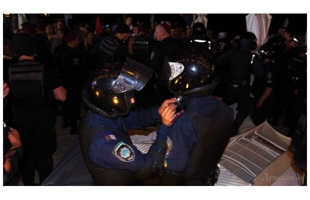 В Одессе милиция избила дубинками пикетчиков концерта Ани Лорак