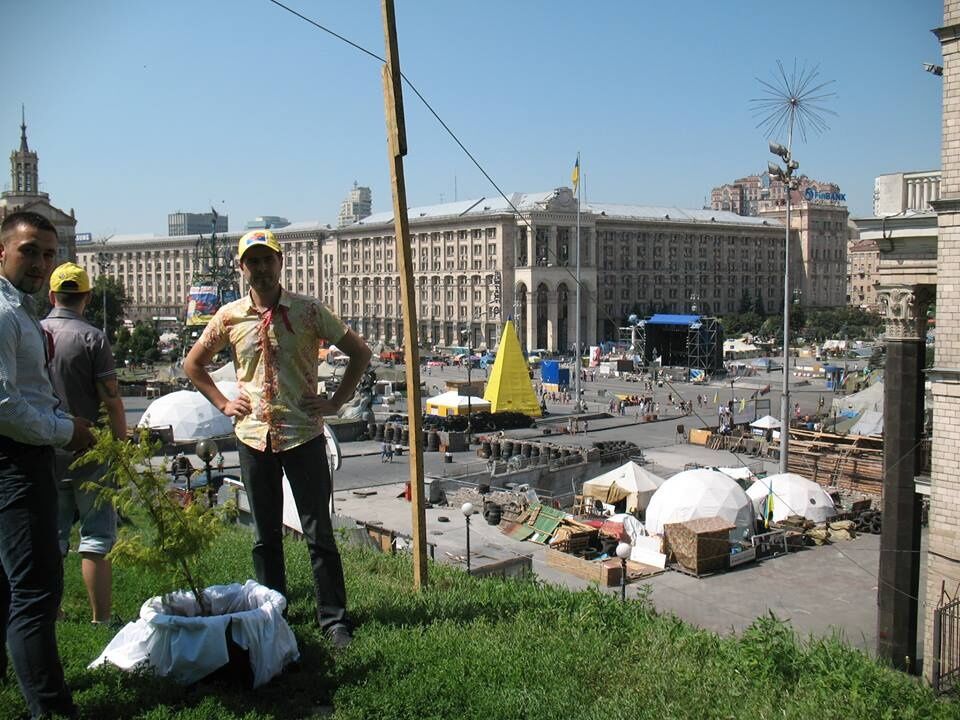 На Майдане посадили Дерево мира