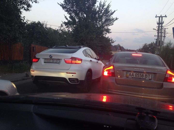 Водитель авто с "парламентскими номерами" устроил беспредел на дороге
