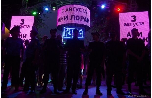 Несмотря на драку милиции с активистами у входа в клуб,  Ани Лорак вышла на сцену в Одессе