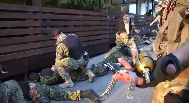 Появилось видео задержания в киевском ресторане вымогателей с Майдана