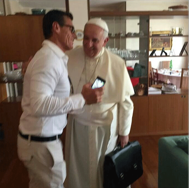 Папа Франциск выстоял очередь за обедом в столовой