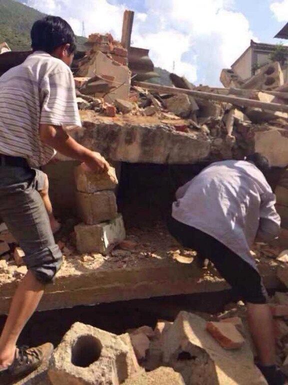 Мощное землетрясение в Китае: количество жертв растет