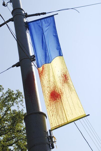 В Харькове неизвестные облили красной краской флаги Украины