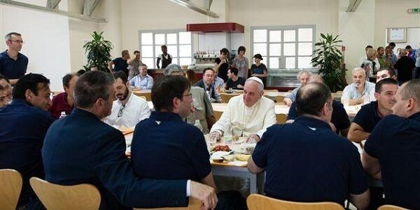 Папа Франциск выстоял очередь за обедом в столовой