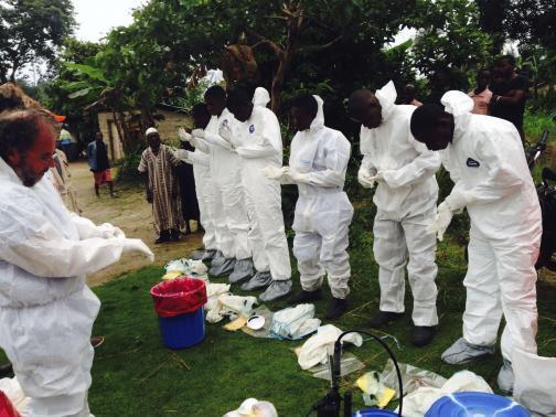 Власти Либерии попросили людей не выбрасывать зараженных Эболой на улицу 