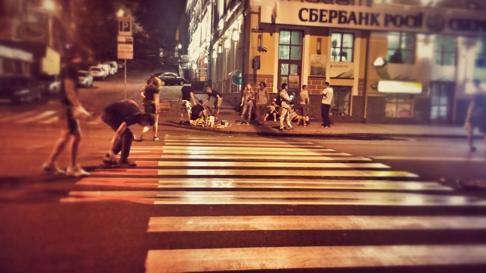 На дороге в Киеве появилась 3D-зебра с надписью "ПТН-ПНХ"