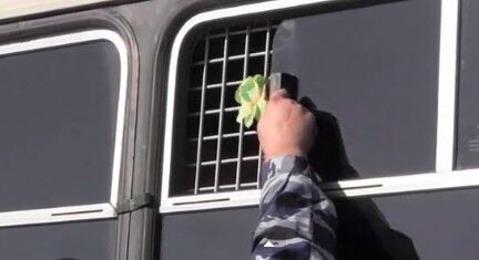 В Москве ОМОНовцы силой затащили женщин с украинской символикой в автозаки