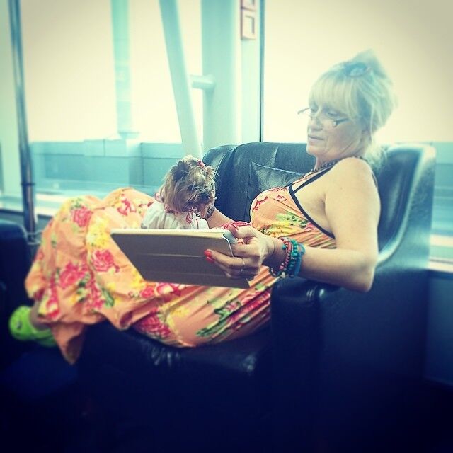 Слава из "НеАнгелов" даже собаку нарядила в вышиванку