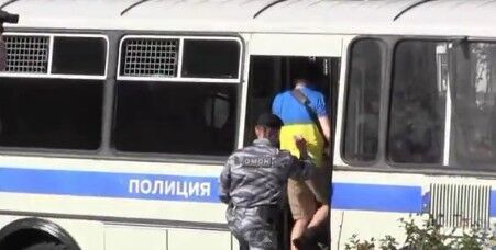 У Москві ОМОНівці силою затягнули жінок з українською символікою до автозаків