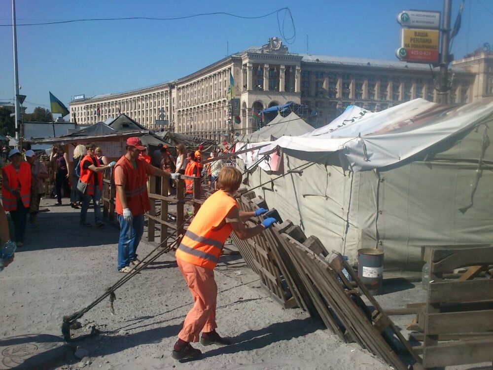 Комунальники почали розбирати барикади на Майдані